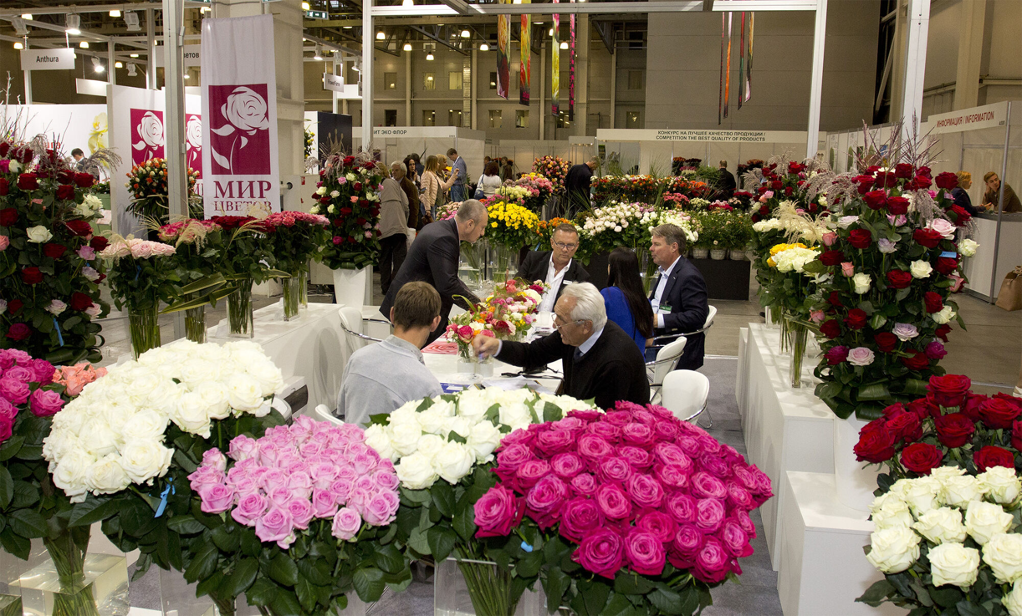 Выставка в крокус сити март. Выставка Flowers Expo 2020. Выставка цветы в Крокусе. Экспозиции цветов в Москве. Выставочная экспозиция цветов.